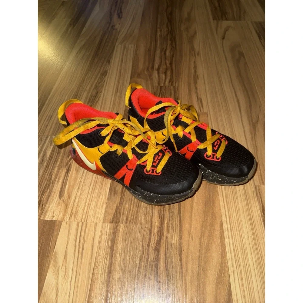 Nike Lebron witness 7‎ Boys Youth 4Y 4 sneakers Tennis shoes